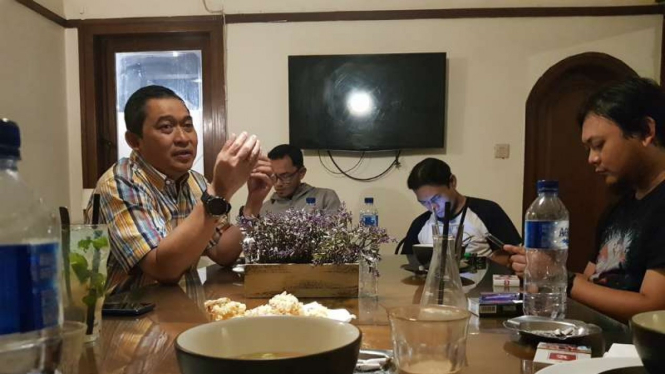 Kepala Biro Humas dan Protokol Pemerintah Provinsi Jawa Barat, Hermansyah, dalam jumpa pers tentang klarifikasinya atas kabar bahwa dia mengampanyek istrinya sebagi caleg di Bandung, Rabu malam, 17 April 2019.
