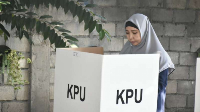 Wakil Gubernur Nusa Tenggara Barat, Sitti Rohmi Djalilah mencoblos di TPS 04, Kelurahan Rakam, Kecamatan Selong, Kabupaten Lombok Timur, Nusa Tenggara Barat, Rabu, 17 April 2019.