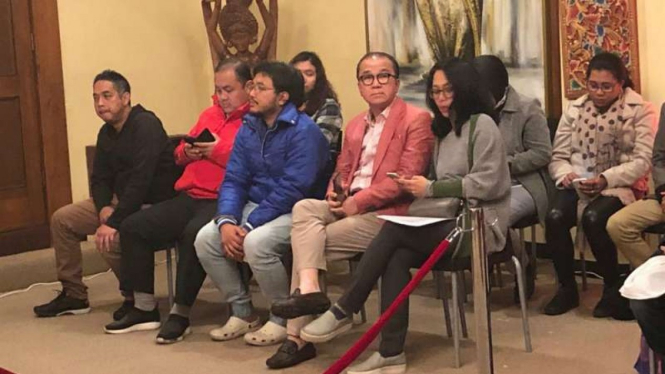 Duta Besar Indonesia untuk Selandia Baru Tantowi Yahya menyaksikan penghitungan suara pemilu di negara itu di kota Wellington, Kamis sore, 18 April 2019.