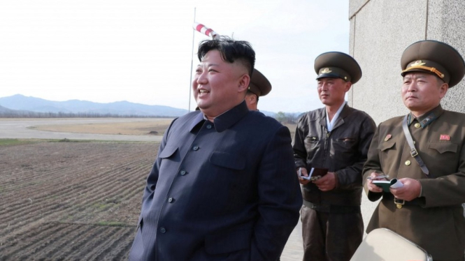 Kim Jong-un menghadiri latihan terbang pesawat Angkatan Udara Korut pada 16 April.-Reuters