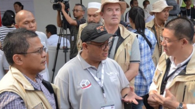 Sekretaris Jenderal (Sekjen) DPR RI Indra Iskandar (kiri).
