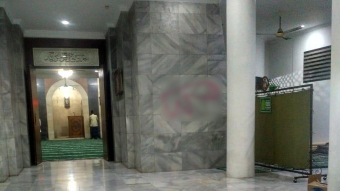 Vandalisme di Masjid Al-Hikmah, Cilandak, Jakarta Selatan. Pilar dan dinding masjid digambar kelamin pria.