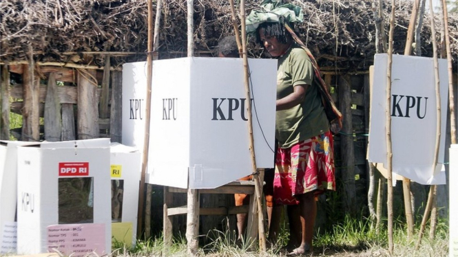 Warga Papua memberikan hak pilihnya pada Pemilu 2019 di Kampung Kimima Distrik Kurulu, Wamena, Jayawijaya, Papua, Rabu (17/4). - Antara/IWAN ADISAPUTRA