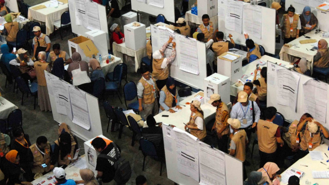 Sejumlah Kelompok Penyelenggara Pemungutan Suara Luar Negeri (KPPSLN) melakukan penghitungan suara Pemilu 2019, di Dewan Tun Razak 1 dan 2, Kuala Lumpur, Malaysia, Rabu, 17 April 2019.