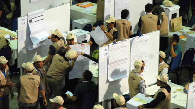 Sejumlah Kelompok Penyelenggara Pemungutan Suara Luar Negeri (KPPSLN) melakukan penghitungan suara Pemilu 2019, di Dewan Tun Razak 1 dan 2, Kuala Lumpur, Malaysia, Rabu, 17 April 2019.