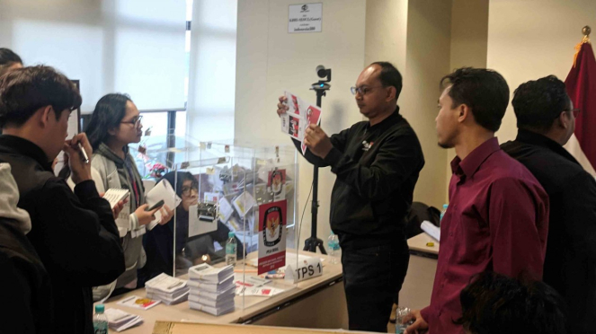 Petugas Pemilu Luar Negeri di Seoul melakukan penghitungan surat suara di Seoul, Korea Selatan, Rabu, 17 April 2019.