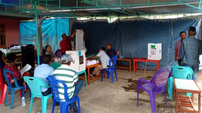 Suasana penghitungan suara pemilu di TPS 04, Dusun La’o, Kecamatan Langke Rembong, Kabupaten Manggarai, Nusa Tenggara Timur, pada Rabu, 17 Agustus 2019.