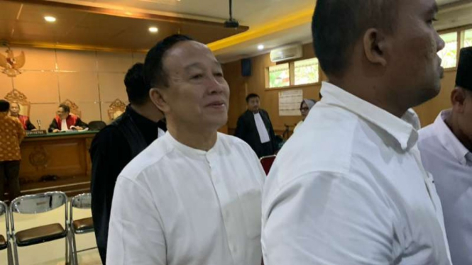 Abdul Khodir, Sekretaris Daerah Kabupaten Tasikmalaya, usai dijatuhi hukuman penjara setahun oleh Majelis hakim Pengadilan Negeri Kelas 1A Khusus Bandung, Jawa Barat, pada Kamis, 18 April 2019.