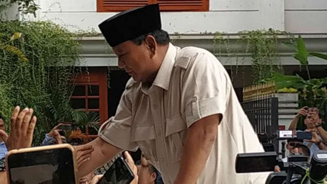 Prabowo menyapa pendukungnya di Kertanegara.