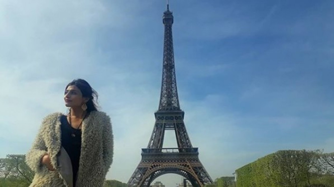 Sadaf Khadem berdiri di depan Menara Eiffel dalam postingan di Instagram 16 April 2019.