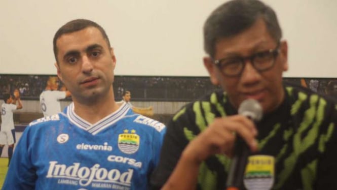 Pemain Persib Bandung,  Artur Gevorkyan (kiri)