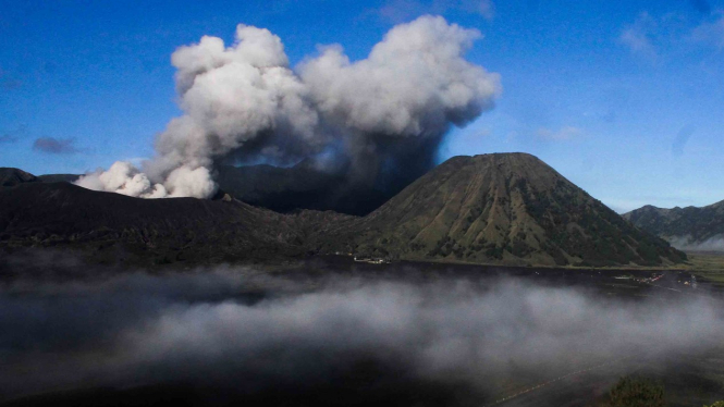 Asap vulkanik terlihat keluar dari mulut kawah Gunung Bromo, Probolinggo, Jawa Timur, Rabu, 17 April 2019.