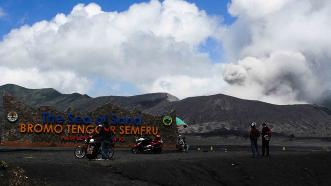 Wisatawan melihat gunung Bromo dari radius aman yakni di kawasan lautan pasir di Probolinggo, Jawa Timur, Rabu, 17 April 2019.