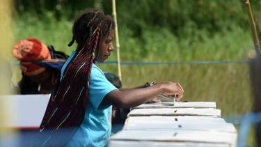 Imagen de residentes de Wamena, Papúa, emitiendo sus votos durante las elecciones generales. 