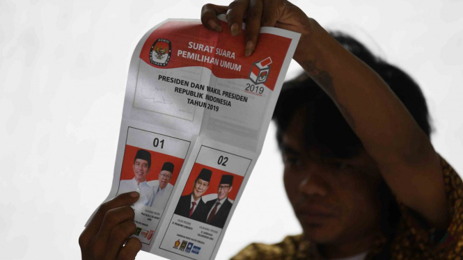 Petugas KPPS menunjukkan surat suara pemilihan calon Presiden dan calon Wakil Presiden yang sudah tercoblos di Pemilu 2019. (Foto ilustrasi)