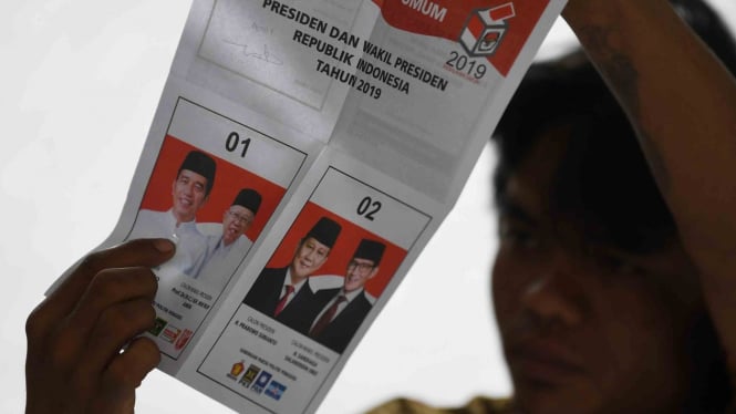 Petugas KPPS menunjukkan surat suara pemilihan calon Presiden dan calon Wakil Presiden yang sudah tercoblos oleh pemilih ketika melakukan penghitungan surat suara Pemilu serentak 2019 di TPS 05 Sawah Besar, Jakarta