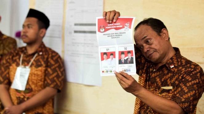 Petugas KPPS melakukan penghitungan suara Pilpres di TPS 002 Selong, Kebayoran Baru, Jakarta