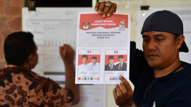 Petugas KPPS melakukan penghitungan surat suara pemilu calon pasangan presiden-wakil prersiden, di TPS 2 Rumah Sakit Jiwa Banda Aceh