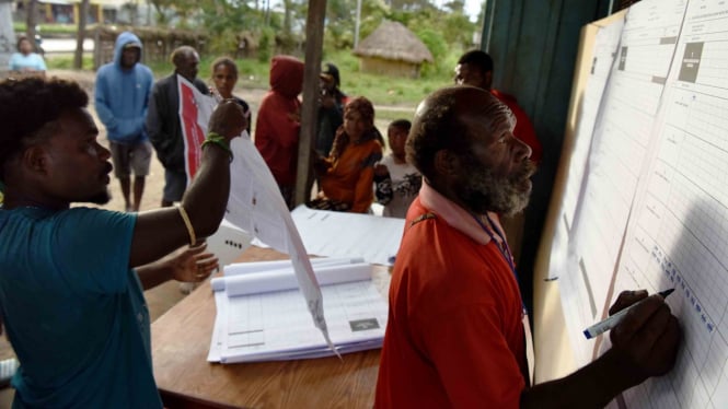 Anggota KPPS melakukan penghitungan suara pada Pemilu serentak 2019 di Kampung Kama, Distrik Wesaput, Wamena, Kabupaten Jayawijaya, Papua