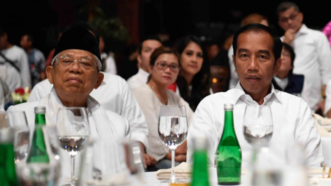Presiden terpilih Joko Widodo (tengah) bersama wakil presiden terpilih Maruf Amin (kiri) saat menyaksikan hasil hitung cepat Pemilu Presiden 2019 di Jakarta