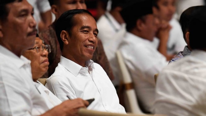 Calon Presiden nomor urut 01 Joko Widodo (tengah) bersama calon wakil presiden nomor urut 01 Maruf Amin (kedua kiri) menyaksikan hasil hitung cepat Pemilu Presiden 2019 di Jakarta