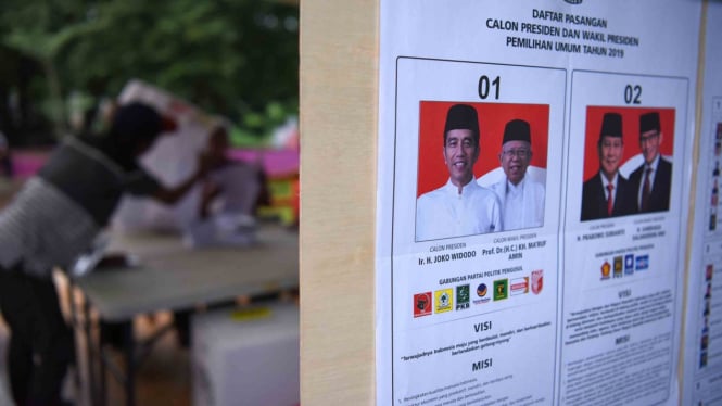 Anggota KPPS mengecek surat suara saat sesi penghitungan suara Pemilu serentak 2019.