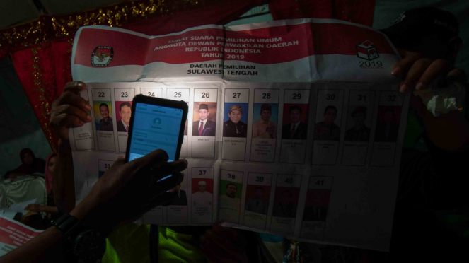 Anggota KPPS memastikan titik pencoblosan surat suara pada penghitungan hasil pemilihan Calon Legislator Dewan Perwakilan Daerah (DPD) di TPS 05 Kelurahan Lolu Utara, Palu, Sulawesi Tengah