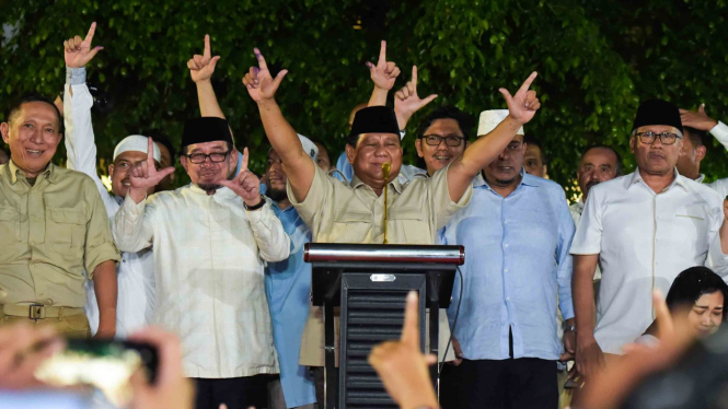 Calon Presiden nomor urut 02 Prabowo Subianto (tengah) didampingi Tim Badan Pemenangan Nasional (BPN) menyampaikan konferensi pers tentang klaim kemenangan di kediamannya, Jalan Kertanegara, Jakarta Selatan