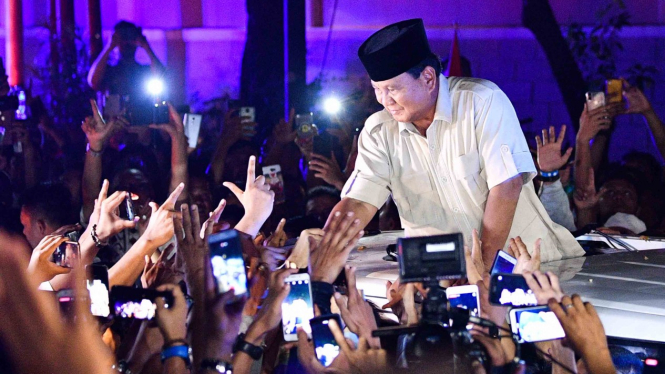 Calon Presiden nomor urut 02 Prabowo Subianto menyapa para pendukungnya saat meninggalkan kediaman Kertanegara di Jakarta Selatan
