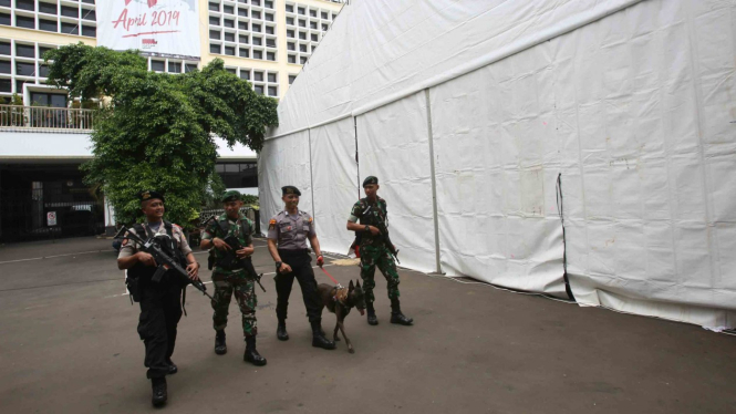 Sejumlah personil TNI dan Polri melakukan pengamanan di Gedung KPU RI, Jakarta, Kamis, 18 April 2019.