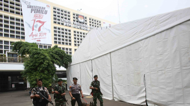 Sejumlah personil TNI dan Polri melakukan pengamanan di Gedung KPU RI, Jakarta, Kamis, 18 April 2019.