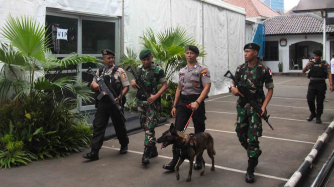 Sejumlah personil TNI dan Polri melakukan pengamanan di Gedung KPU RI, Jakarta, Kamis, 18 April 2019. (ilustrasi)