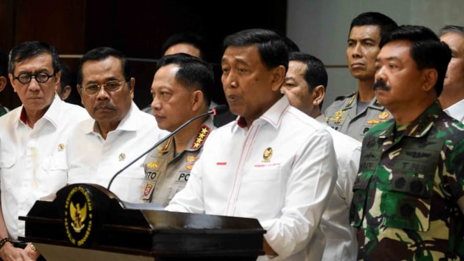 Menko Polhukam Wiranto (keempat kiri) didampingi Menkumham Yasonna H. Laoly (kiri), Jaksa Agung RI Muhammad Prasetyo (kedua kiri), Kapolri Jenderal Pol Tito Karnavian (ketiga kiri) dan Panglima TNI Marsekal TNI Hadi Tjahjanto (kanan) memberi keterangan pe