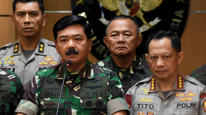 Panglima TNI Marsekal TNI Hadi Tjahjanto (kiri) bersama Kapolri Jenderal Pol Tito Karnavian (kanan) 