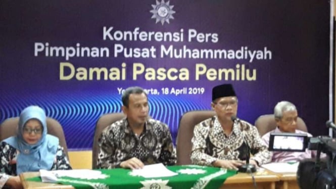 Ketua Umum PP Muhammadiyah, Haedar Nashir, dan jajarannya menggelar konpers.