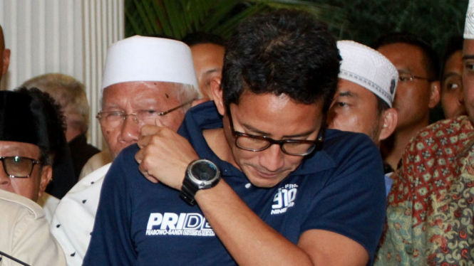 Ekpresi Sandiaga Uno saat Dampingi Prabowo Deklarasi Kemenangan 