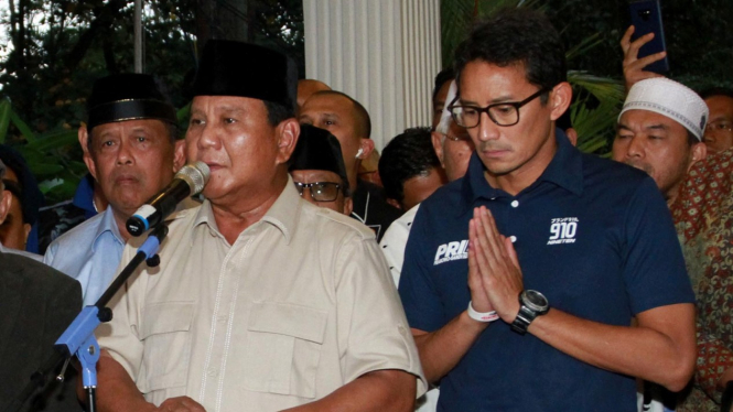 Ekpresi Sandiaga Uno saat Dampingi Prabowo Deklarasi Kemenangan 