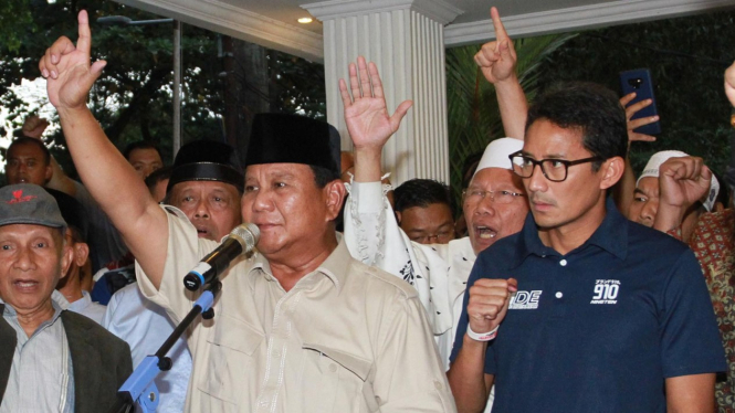 Ekspresi Sandiaga Uno saat Dampingi Prabowo Deklarasi Kemenangan 