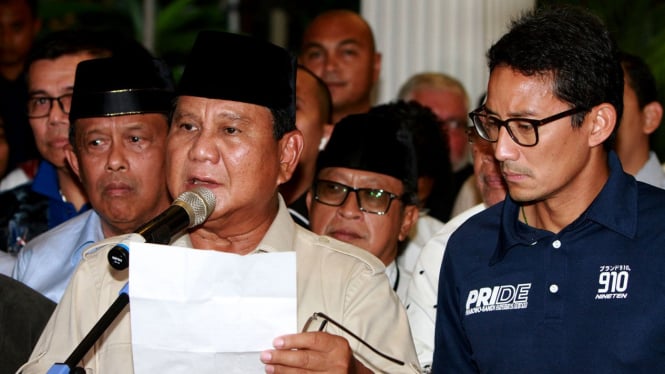Ekpresi Sandiaga Uno saat Dampingi Prabowo Deklarasi Kemenangan 