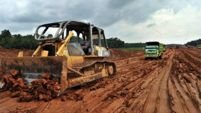 Pembangunan jalan tol Serang-Panimbang sepanjang 83,6 kilometer merupakan salah satu realisasi program strategis pemerintah yang menelan dana Rp5,3 triliun dan ditargetkan selesai akhir 2019. - ANTARA FOTO/MUHAMMAD BAGUS KHIRUNAS