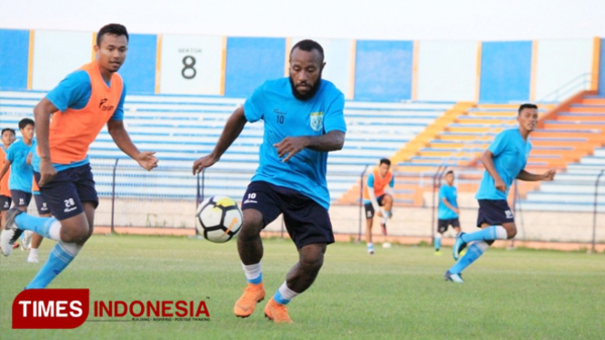 Anis Nabar menjalani latihan perdana bersama Persela, di Stadion Surajaya Lamongan, Kamis (18/4/2019). (FOTO: MFA Rohmatillah/TIMES Indonesia)