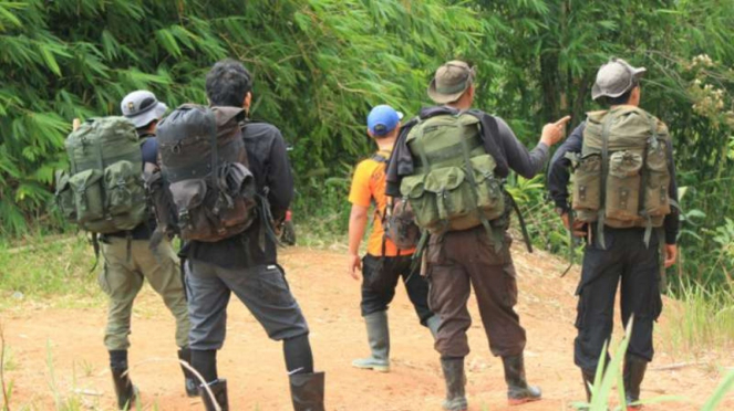 Petugas mencari jerat harimau di Taman Nasional Kerinci Seblat di Bengkulu.