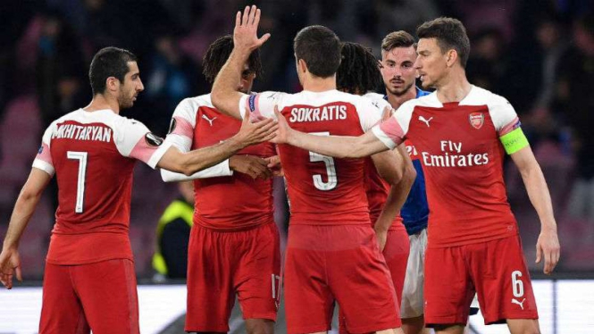 Pemain Arsenal rayakan kemenangan.