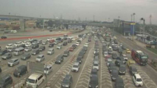 Kepadatan di Gerbang Tol Cikarang Utama, Jumat, 19 April 2019.