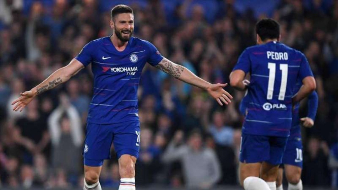 Penyerang Chelsea, Olivier Giroud merayakan gol bersama Pedro Rodriguez