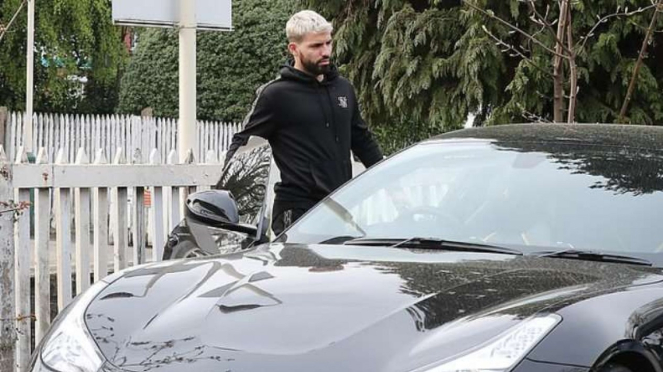 Penyerang Manchester City, Sergio Aguero, bersama mobil mewah barunya