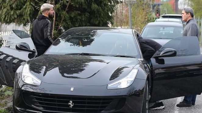 Penyerang Manchester City, Sergio Aguero (kiri), bersama mobil mewah barunya