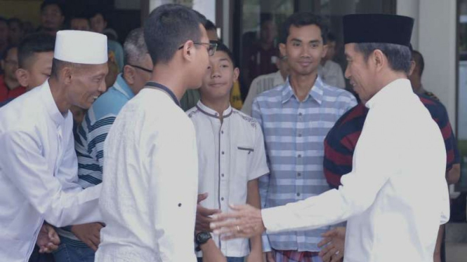 Presiden Joko Widodo bertemu warga usai salat Jumat di Masjid Baitussalam.