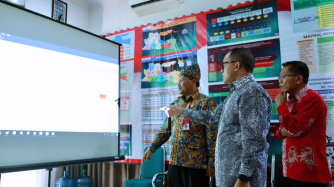 Bupati Abdullah Azwar Anas Mengunjungi Posko Sekretariat Tim Pemantauan, Laporan dan Evaluasi Perkembangan Politik Pemkab Banyuwangi (FOTO: Roghib Mabrur/TIMES Indonesia)