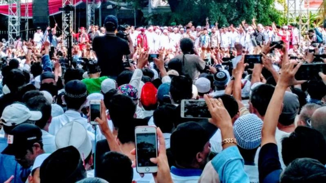 Prabowo menyampaikan pidato di tengah pendukungnya, Jumat, 19 April 2019.